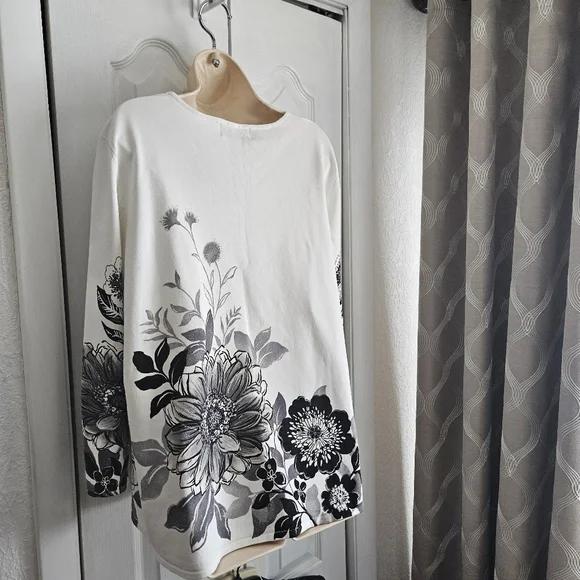 Beautiful Alfred Dunner Monochrome Floral Long Sleeve Top Sz 2X - Picture 5 of 10